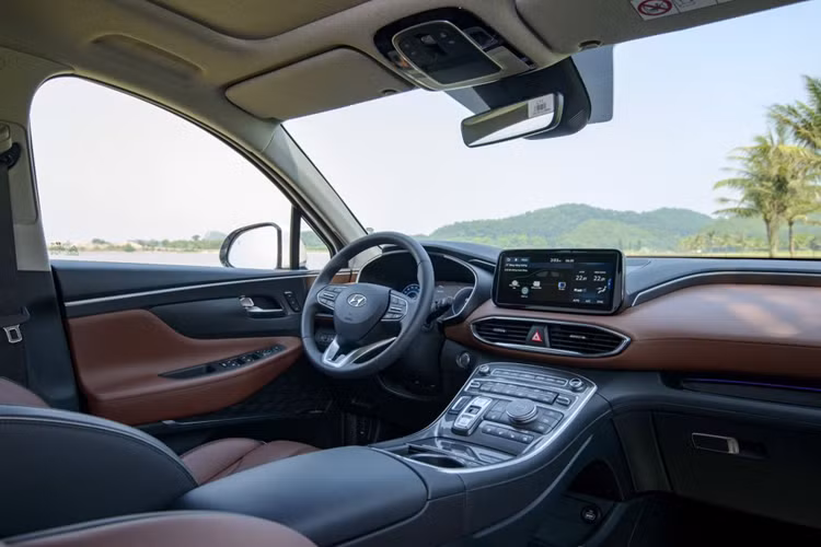 Hyundai SantaFe Hybrid có danh sách trang bị tương tự phiên bản 2.2 Dầu Cao cấp nhưng khác biệt về hệ thống truyền động. Một số trang bị, tính năng nổi bật trên mẫu SUV bao gồm đèn LED ở cả trước và sau, la-zăng 19 inch, bảng đồng hồ dạng kỹ thuật số 12,3 inch, màn hình giải trí cảm ứng 10,25 inch hỗ trợ Apple CarPlay/Android Auto