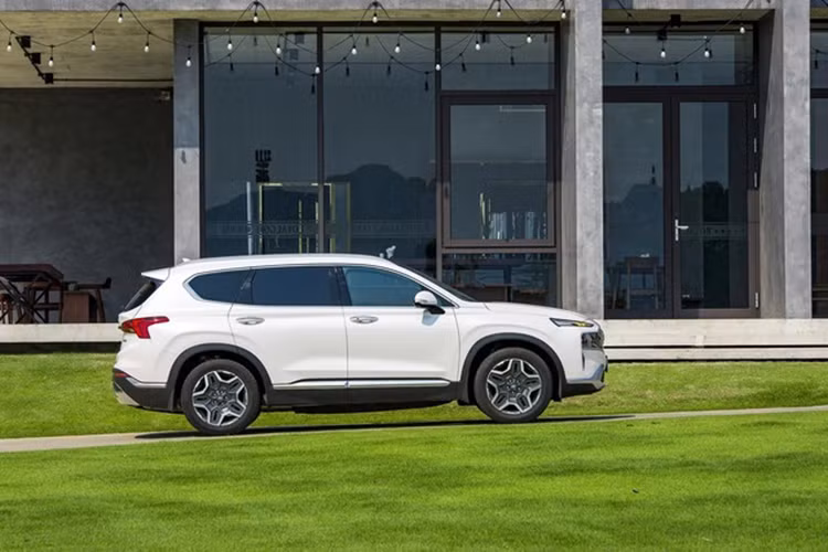 SantaFe Hybrid được trang bị hệ truyền động xăng lai điện bao gồm động cơ SmartStream 1.6L tăng áp (178 mã lực/265Nm) đi kèm một mô-tơ điện (60 mã lực/264Nm) và bộ pin 1.49kWh cho tổng công suất 227 mã lực và mô-men xoắn cực đại 350Nm.