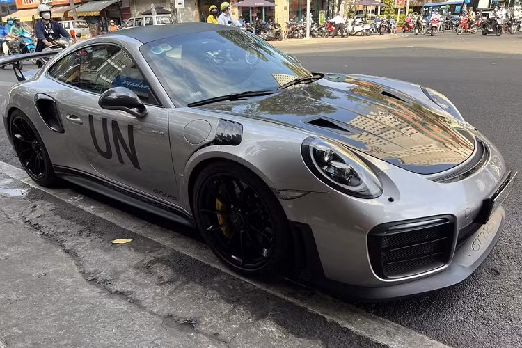 Mới đây, chiếc P orsche 911 GT2 RS của Đặng Lê Nguyên Vũ bất ngờ được bắt gặp trên đường phố Sài Gòn lần đầu tiên kể từ khi về tay đại gia ngành cà phê. Một điểm đáng chú ý khi sau 4 năm về tay ông Vũ, xe chỉ mới lăn bánh 76 km, một con số vô cùng “khiêm tốn” và thậm chí các miếng dán bảo vệ bên trong khoang lái vẫn chưa được gỡ bỏ.