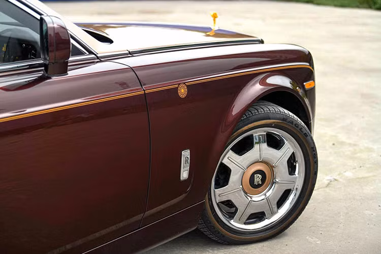 Lần đấu giá thứ 3, thứ 4 của chiếc xe siêu sang Rolls-Royce Phantom Sacred Fire cũng không thành công dù giá khởi điểm đã được điều chỉnh tương ứng 22,7 tỷ đồng và 20,43 tỷ đồng.