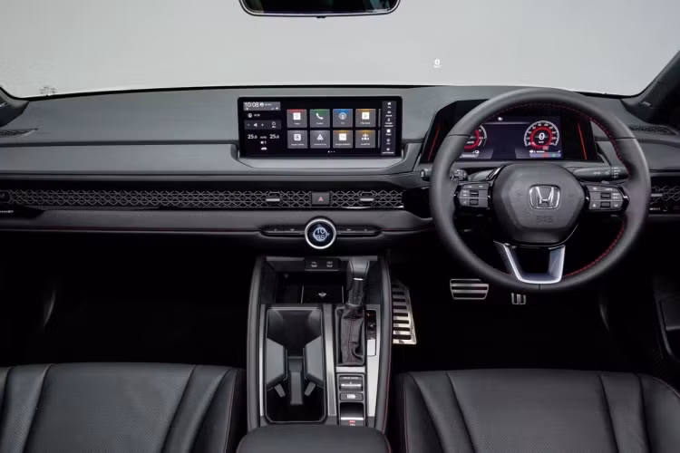 Hybrid Mode: động cơ xăng và mô tơ điện sẽ cùng hoạt động để hỗ trợ tăng tốc. Khi người lái nhả bàn đạp ga, động cơ sẽ ngắt, chế độ EV Drive Mode kích hoạt và sạc điện ngược lại cho bộ pin. EV Drive Mode: chế độ vận hành thuần điện với năng lượng cung cấp hoàn toàn từ bộ pin Lithium-ion. Người lái có thể kích hoạt qua phím EV Mode kế bên cần số.