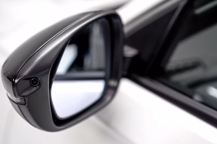 Hệ thống giải trí tiêu chuẩn trên Honda Accord 2024 bao gồm: Màn hình cảm ứng 12,3 inch; Tích hợp nền tảng đa phương tiện Google hỗ trợ Goolge Map, Google Play, Google Assistant; Kết nối Apple CarPlay và Android Auto không dây; Điều khiển âm thanh và đàm thoại trên vô lăng; Hỗ trợ ra lệnh bằng giọng nói Siri; Kết nối Bluetooth; 2 cổng USB-C phía trước; 2 cổng USB-C phía sau; Cổng sạc 12V; Honda CONNECT; Hệ thống âm thanh 12 loa BOSE
