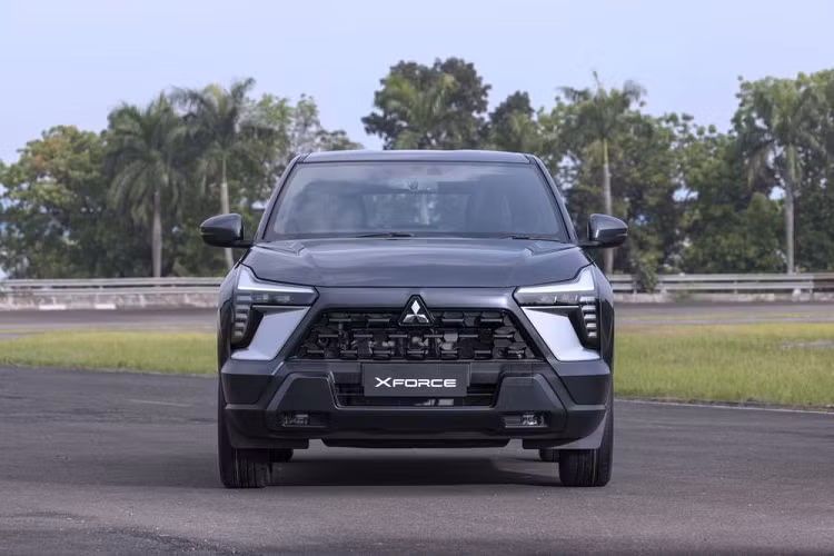 Tuy nhiên đáng chú ý, Mitsubishi XForce 2024 mới lại có khoảng sáng gầm 222mm, trong khi con số này ở Creta chỉ là 200mm. Lợi thế “chân dài cao ráo” chắc chắn sẽ giúp người dùng tự tin leo vỉa hoặc có thể vượt qua những đoạn địa hình xấu, chỗ ngập nước dễ dàng hơn - những kịch bản rất thường gặp đối với những mẫu xe gầm cao cỡ nhỏ trong đô thị.