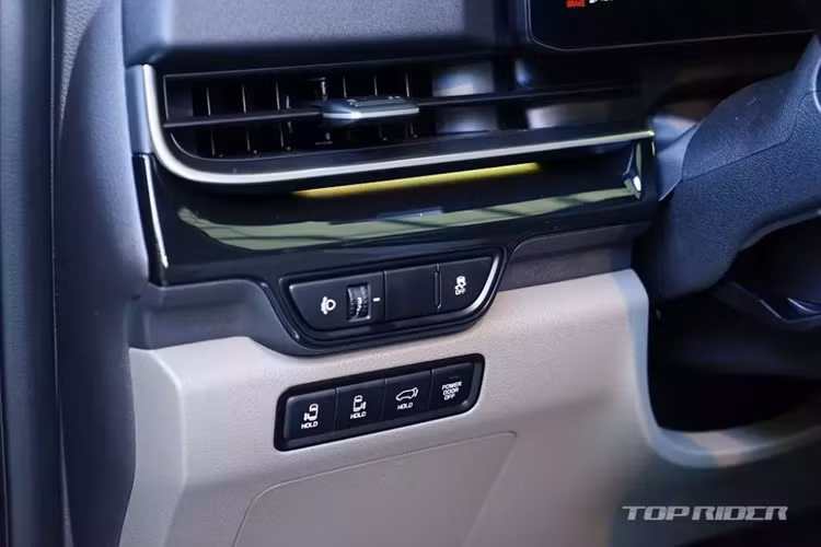 Điểm nhấn còn lại của Kia Carnival thế hệ mới chính là động cơ hybrid mới. Phiên bản hybrid của xe dùng động cơ xăng 4 xi-lanh, tăng áp, dung tích 1.6L, sản sinh công suất tối đa 180 mã lực. Động cơ kết hợp với mô-tơ điện mang đến sức mạnh tổng cộng 245 mã lực và mô-men xoắn cực đại 367 Nm.