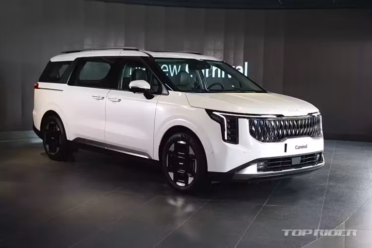 Vào ngày 7/11/2023, hãng Kia đã chính thức tung ra phiên bản nâng cấp giữa vòng đời của dòng xe Carnival tại thị trường nội địa Hàn Quốc. Tại xứ sở kim chi, mẫu MPV cỡ lớn này có tổng cộng 15 phiên bản và giá xe Kia Carnival 2024 hybrid dao động từ 34,7 - 49,75 triệu Won (khoảng 644 - 924 triệu đồng).