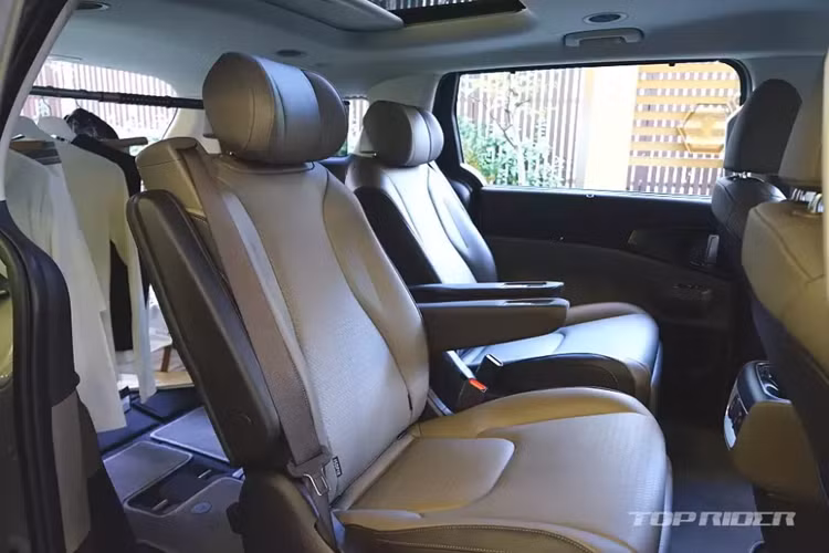 Ngoài ra, Kia Carnival mới còn có tính năng điều khiển bằng giọng nói đa vùng với câu lệnh "Hey Kia", ghế có tính năng massage (phiên bản 7 chỗ), dây đai an toàn tích hợp đèn ở hàng ghế thứ hai, kính lái cách âm 2 lớp kéo dài đến hàng ghế giữa, khóa kỹ thuật số Digital Key 2, cổng USB Type C, gương chiếu hậu kỹ thuật số, camera hành trình và hệ thống quét vân tay.