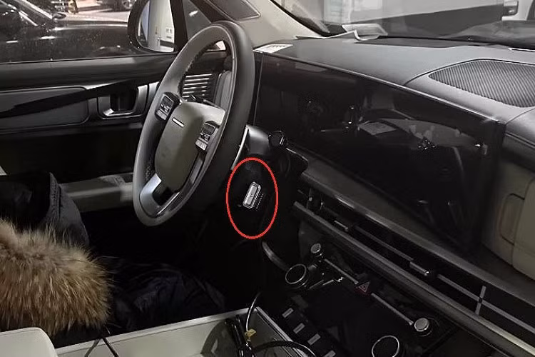 Qua những hình ảnh rò rỉ trước đó, có thể thấy mẫu xe SUV Hyundai SantaFe 2024 sẽ được trang bị màn hình cong cỡ lớn trên mặt táp-lô. Đây là sự kết hợp giữa bảng đồng hồ kỹ thuật số và màn hình cảm ứng trung tâm của xe.