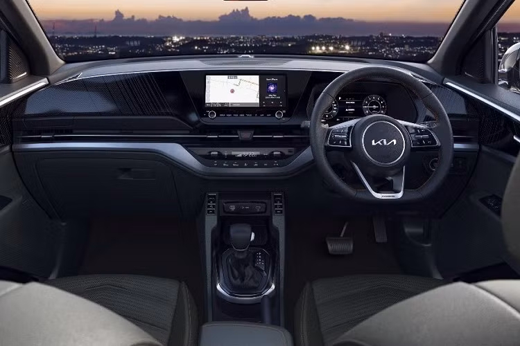 Được định vị như phiên bản cao cấp nhất trong dòng MPV này, Kia Carens X-Line 2023 thể thao chẳng những có trang bị đầy đủ hơn mà còn thay đổi nhẹ ở ngoại hình. Theo đó, phiên bản đắt nhất của Kia Carens ở thị trường Ấn Độ được bổ sung màu sơn xám nhám Matte Graphite mới.