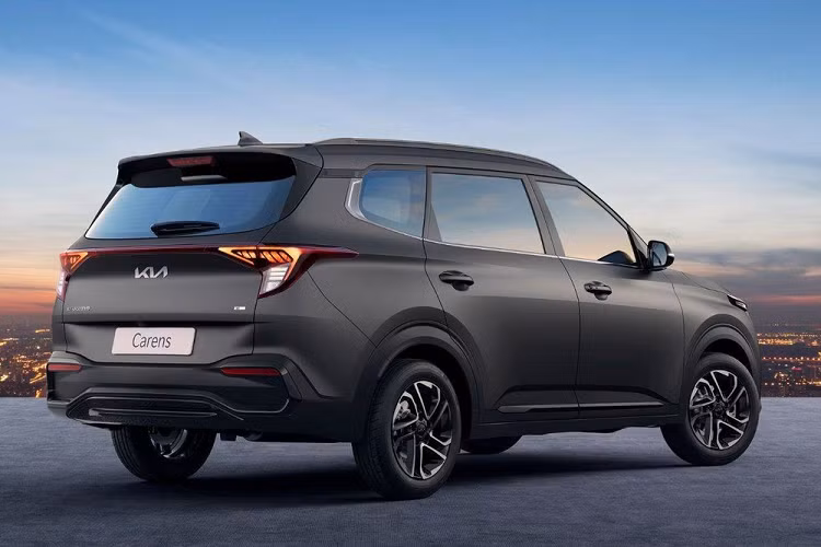 Tại thị trường Ấn Độ, giá xe Kia Carens X-Line 2023 có mức bán ra khởi điểm 1,894 triệu Rupee (khoảng 555 triệu đồng) cho bản máy xăng và 1,944 triệu Rupee (569 triệu đồng) cho bản máy dầu.