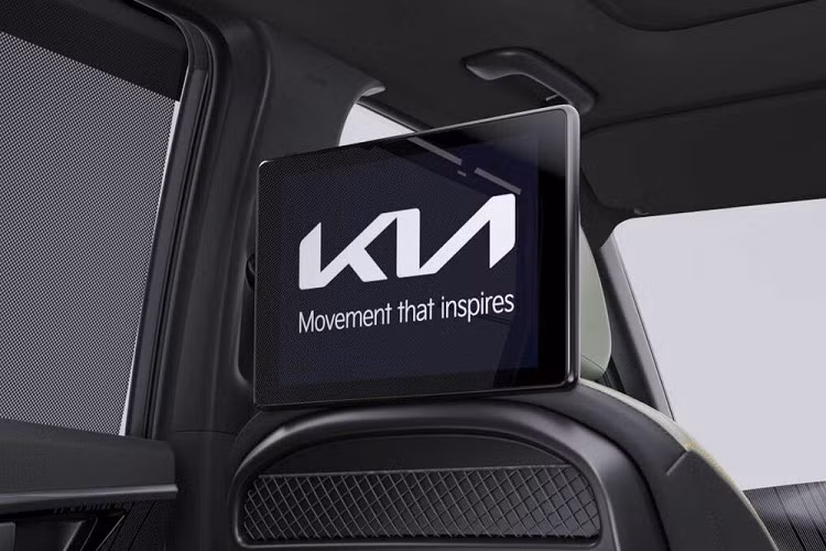 Màu sơn này chỉ dành riêng cho Kia Carens X-Line mới, mang đến vẻ ngoài thể thao và khỏe khoắn hơn. Tương phản với màu sơn này là những chi tiết mạ crôm như nẹp vắt ngang đầu xe và viền cửa sổ. Trong khi đó, lưới tản nhiệt, viền cản trước/sau, viền của vành la-zăng và baga nóc lại được sơn màu đen bóng.