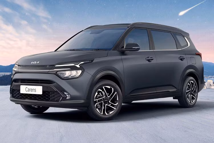 Sau gần 2 năm có mặt tại thị trường Ấn Độ, mẫu MPV cỡ nhỏ Kia Carens đã được bổ sung phiên bản mới mang tên Kia Carens X-Line 2023 mới. Đây không phải là mẫu xe đầu tiên của thương hiệu Kia có phiên bản này.