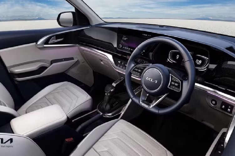 Nằm bên dưới nắp ca-pô của Kia Carens X-Line là 2 tùy chọn động cơ. Thứ nhất là động cơ xăng 4 xi-lanh, tăng áp, dung tích 1.5L với công suất tối đa 160 mã lực và mô-men xoắn cực đại 253 Nm. Động cơ này đi kèm với hộp số tự động ly hợp kép 7 cấp.