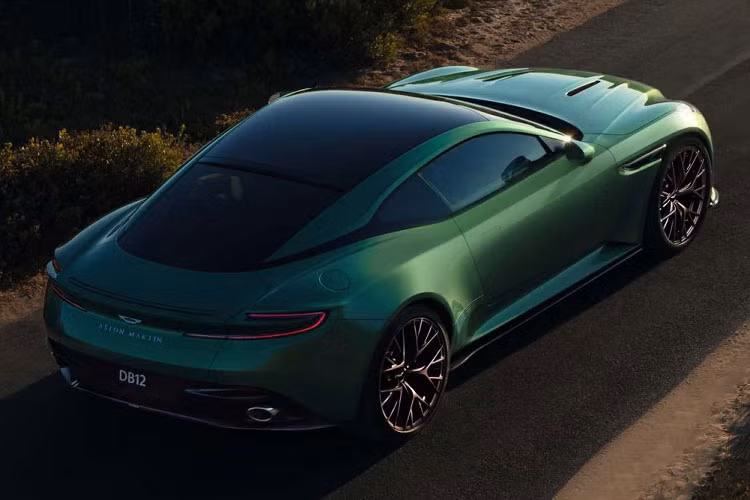Thông số này cho thấy “Super Tourer” mạnh hơn 30% so với động cơ V8 trên DB11 chỉ có công suất 528 mã lực và thậm chí còn mạnh hơn cả DB11 V12. Khối động cơ này đi kèm hộp số tự động 8 cấp, nhờ đó DB12 có thể tăng tốc từ 0-100 km/h trong 3,6 giây, trước khi đạt tốc độ tối đa 325 km/h. Trong khi DB11 mất 4 giây để đạt tốc độ 100 km/h từ vị trí xuất phát và tốc độ tối đa 309 km/h. 