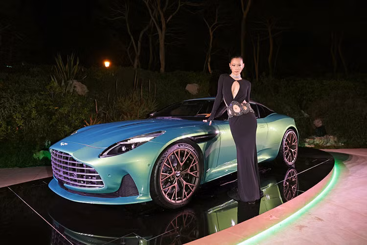 Đáng chú ý, Aston Martin DB12 là mẫu xe đầu tiên của dòng DB có vi sai điện tử phía sau có thể khóa/mở chỉ trong vài miligiây. Xe có 3 chế độ lái là GT, Sport và Sport+, đều sẽ tự tùy chỉnh hệ thống treo trên để đảm bảo trải nghiệm thể thao hơn cho người lái trong khi ở những chế độ thường độ tiện nghi, êm ái được ưu tiên tối đa. Theo công bố của nhà sản xuất, giá xe Aston Martin DB12 sẽ công bố và mở bán từ quý III năm nay.