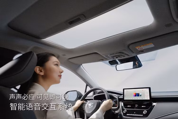 Dù ở phiên bản nào, Toyota Corolla Altis 2023 đều được trang bị gói công nghệ an toàn chủ động ADAS tiêu chuẩn. Gói này bao gồm hệ thống kiểm soát hành trình thích ứng với tính năng Stop and Go và hệ thống cảnh báo tiền va chạm với tính năng phát hiện người đi bộ.