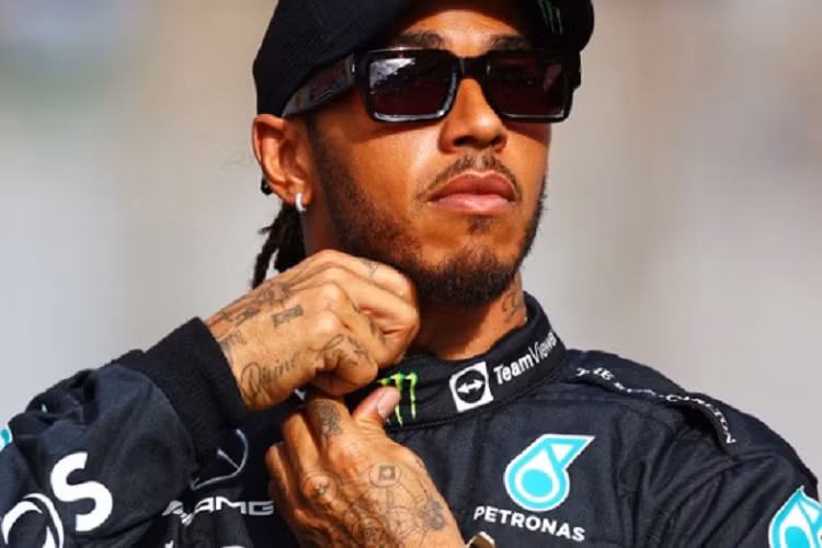 Tay đua xe F1 Lewis Hamilton từng giữ vị trí đầu bảng với mức thu nhập khá lớn đến từ cả trong lĩnh vực đầu tư lẫn đua xe, nhưng hiện tay đua này đã tụt xuống vị trí thứ ba.