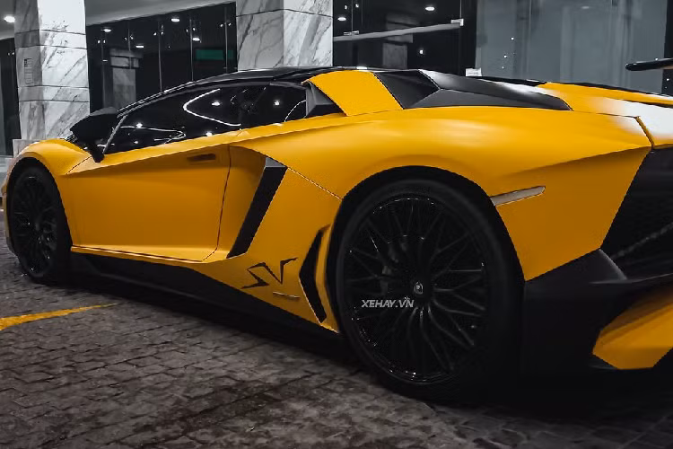 Về thiết kế, tổng thể bản Roadster không có khác biệt so với bản mui cứng. Phần đầu xe nổi bật nhờ thiết kế góc cạnh hơn “đàn anh” Aventador LP700-4 với hốc gió lớn hai bên và líp cản trước sơn đen. Khe gió chính giữa được tạo điểm nhấn bằng cánh chia gió thiết kế lạ mắt.
