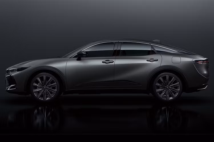 Đây là 1 trong 4 thành viên của dòng Toyota Crown thế hệ mới, bên cạnh Crown Sedan, Crown Sport và Crown Estate. Điểm nhấn của Toyota Crown Crossover Limited Matte Metal nằm ở màu sơn ngoại thất.
