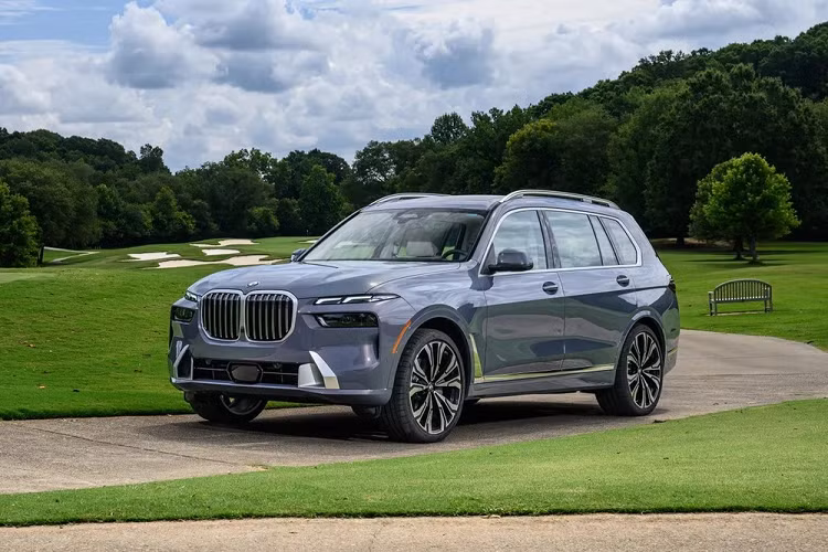 Phiên bản nâng cấp giữa vòng đời (Life Cycle Impulse - LCI) của dòng SUV hạng sang BMW X7 2023 mới đã chính thức trình làng vào hồi tháng 4 năm ngoái. Sang năm 2023, mẫu xe này nhiều khả năng sắp ra mắt thị trường Việt Nam, bằng chứng là nhân viên tư vấn bán hàng tại đại lý đã bắt đầu nhận cọc cho BMW X7 2023.