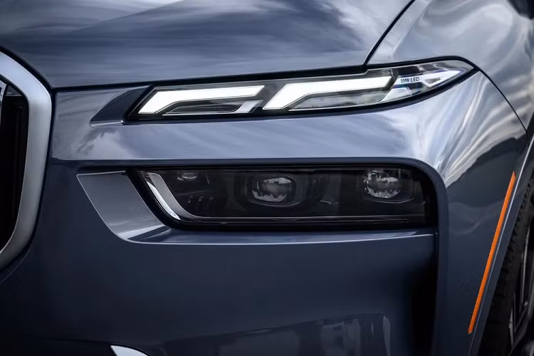 Theo nhân viên tư vấn bán hàng, giá xe BMW X7 2023 bản nâng cấp dự kiến khoảng 7,5 tỷ đồng cho bản xDrive40i Pure Excellence. Nếu đúng như vậy, xe sẽ tăng giá đáng kể so với phiên bản cũ đang bán tại Việt Nam. BMW X7 tại Việt Nam hiện được THACO phân phối với 2 phiên bản là X7 xDrive40i M Sport và X7 xDrive40i Pure Excellence với giá lần lượt 6,099 tỷ và 7,299 tỷ đồng.