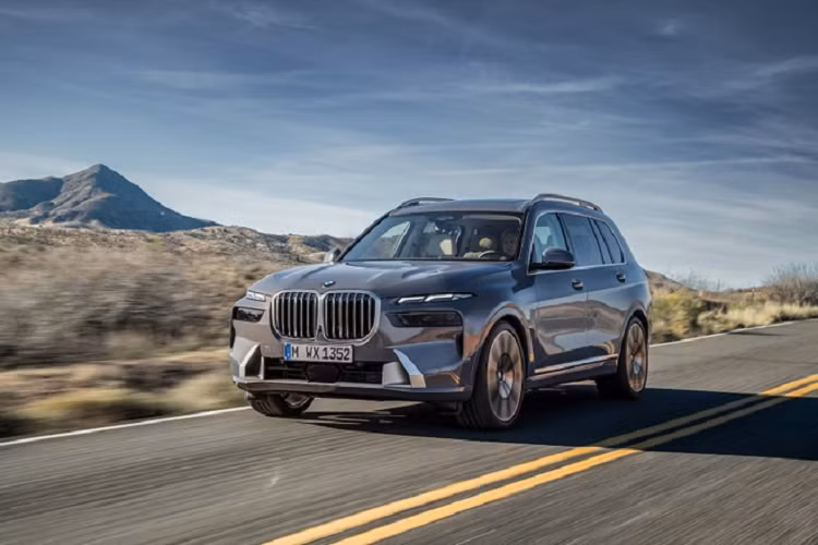 Điểm nhấn đáng chú ý nữa bên trong mẫu SUV hạng sang này là tính năng điều khiển bằng giọng nói BMW Intelligent Personal Assistant, cho phép người dùng chỉnh cả kính cửa sổ và cửa sổ trời toàn cảnh.