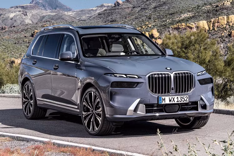 Ở phiên bản mới, BMW X7 đã bị loại bỏ cần số truyền thống, thay bằng cần đẩy chọn số nhỏ gọn hơn, nằm cạnh núm xoay chỉnh màn hình thông tin giải trí iDrive trên cụm điều khiển trung tâm. Cần đẩy này được làm bằng pha lê khá đẹp mắt và tinh xảo.