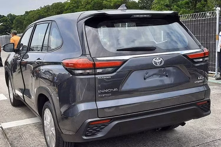 Thứ hai là hệ truyền động hybrid bao gồm máy xăng 4 xi-lanh, dung tích 2.0L công suất 152 mã lực và mô-men xoắn 187 Nm. Động cơ này kết hợp với một mô tơ điện 113 mã lực và 206 Nm và cụm pin Ni-MH. Như vậy, phiên bản hybrid có tổng công suất 186 mã lực và tiêu thụ lượng xăng trung bình chỉ 5 lít/100 km. 