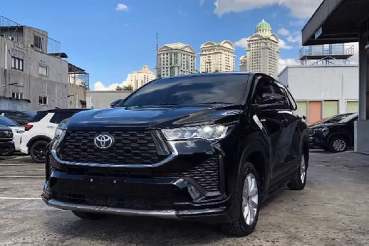 Dự kiến, giá xe Toyota Innova 2023 khi về Việt Nam sẽ cao hơn đáng kể phiên bản hiên hành bởi ở thế hệ mới xe được bổ sung nhiều trang bị đắt giá. Theo dự đoán, Toyota Innova 2023 sẽ có giá từ 820 cho bản thấp nhất và khoảng 1 tỷ đồng cho phiên bản Hybrid cao cấp nhất. 