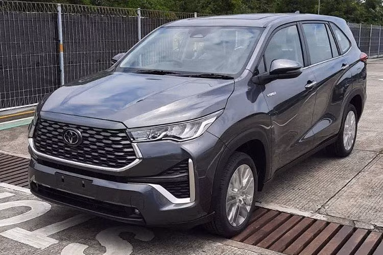 Theo một số tư vấn bán hàng, Innova 2023 tại Việt Nam sẽ được cung cấp 2 tùy chọn động cơ xăng và hybrid. Đầu tiên là máy xăng Dynamic Force 4 xi-lanh, dung tích 2.0L, sản sinh công suất tối đa 174 mã lực và mô-men xoắn 205 Nm.