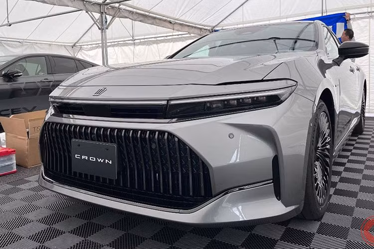Ở bên hông, Toyota Crown Sedan 2024 được thiết kế những đường gân dập nổi thể thao. Ốp gương chiếu hậu, các cột bên sườn và nẹp nằm dọc sau chắn bùn trước đều được sơn đen tương phản với màu thân xe. Toyota Crown Sedan 2024 được trang bị bộ mâm kích thước 19 inch hoặc 20 inch, tùy phiên bản.