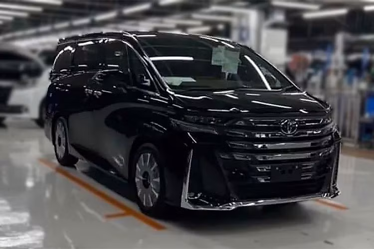 Nằm chính giữa đầu xe là lưới tản nhiệt cỡ lớn với những chi tiết mạ crôm nằm ngang như vạch kẻ, tạo sự tương đồng với đèn LED định vị ban ngày. Lưới tản nhiệt có thiết kế không viền và tích hợp đèn LED định vị ban ngày của Toyota Alphard 2024 không khỏi khiến nhiều người liên tưởng đến Hyundai Tucson thế hệ mới.