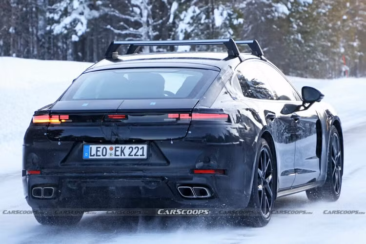 Không chỉ nội thất mà ngay cả ngoại thất của Porsche Panamera 2024 cũng được làm mới. Hãng Porsche đã dùng 2 chiếc Panamera 2024 khác nhau để chạy thử. Cả hai đều được trang bị đầu xe mới với hốc gió trung tâm cỡ lớn trên cản trước. Riêng chiếc xe được cho là Porsche Panamera Turbo S 2024 sẽ đi kèm 2 dải đèn LED định vị ban ngày nằm song song với nhau ở khe gió mỗi bên.