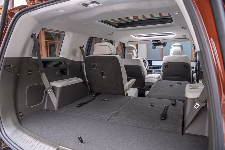 Không chỉ rộng rãi, nội thất của Hyundai SantaFe 2024 còn được thiết kế như không gian sống cho những ai ưa thích các hoạt động ngoài trời. Nội thất của xe đi kèm 3 hàng ghế với hàng ghế cuối được khẳng định là đủ chỗ cho hành khách cao 1,8 m. Ngoài ra, hàng ghế cuối còn có đủ giá để ly, cổng sạc điện, cổng USB và cửa gió điều hòa. 