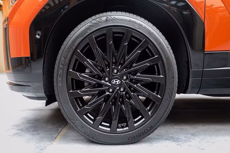 So với đầu xe và sườn xe, khu vực phía sau của mẫu SUV hạng trung này có thiết kế đơn giản hơn. Tại đây, xe được trang bị cửa cốp bằng phẳng với thiết kế thẳng đứng, tích hợp tem chữ nổi "Santa Fe" cỡ lớn và đèn hậu nằm khá thấp, kéo dài sang hai bên sườn xe. Cửa cốp chỉnh điện là trang bị tiêu chuẩn của mẫu xe này. Phía sau cửa cốp là khoang hành lý có thể tích lên đến 725 lít, tăng 91 lít so với thế hệ cũ.