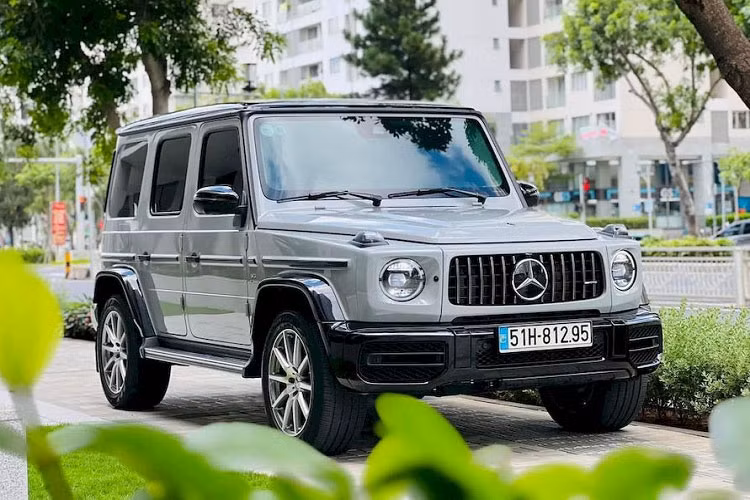 Sức mạnh được truyền tới cả 4 bánh thông qua hộp số tự động AMG Speedshift Plus 9 cấp, nhờ đó, chiếc SUV hạng sang Mercedes-AMG G63 của tay chơi phố núi có thể tăng tốc từ vị trí xuất phát lên 100 km/h trong thời gian 4,5 giây trước khi đạt vận tốc tối đa 220 km/h.