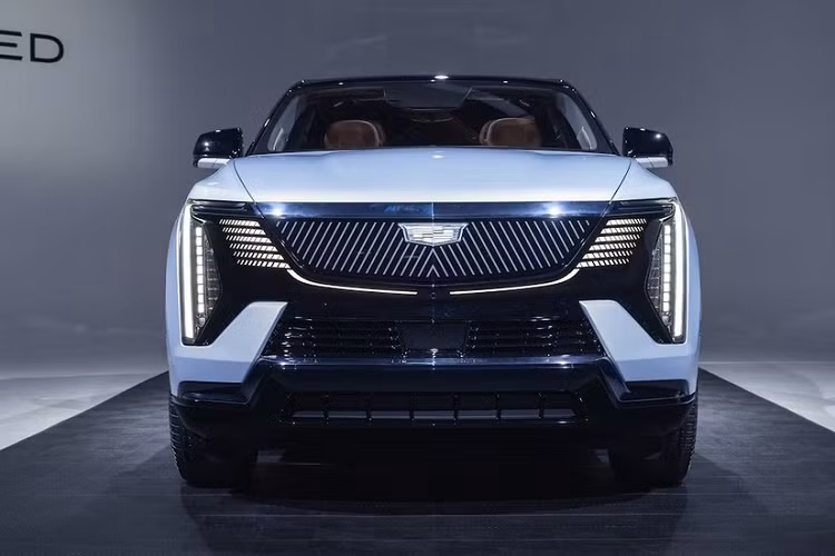 Cụ thể, mẫu SUV điện Cadillac Escalade IQ 2024 sở hữu kích thước dài x rộng x cao lần lượt là 5.697 x 2.167 x 1.934 mm và chiều dài cơ sở 3.460 mm. So với Cadillac Escalade dùng động cơ đốt trong thông thường, xe có kích thước lớn hơn.
