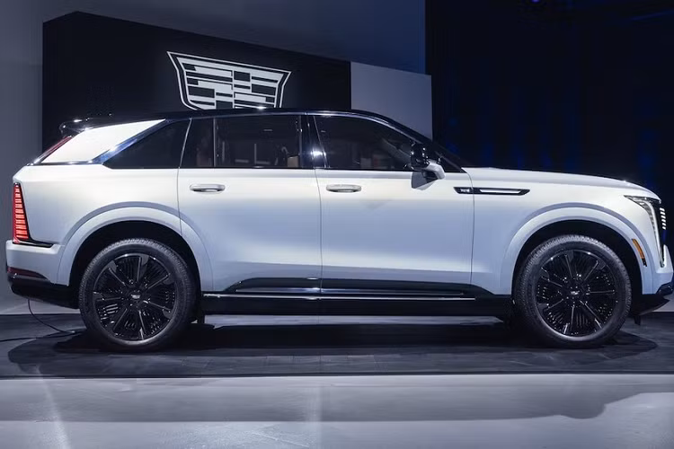 Để tương xứng với kích thước đồ sộ, Cadillac Escalade IQ được trang bị 2 mô-tơ điện nam châm vĩnh cửu với công suất tổng cộng 750 mã lực và mô-men xoắn cực đại 1.064 Nm. 2 mô-tơ điện này kết hợp với cụm pin lithium-ion có dung lượng 200 kWh, mang đến quãng đường di chuyển 724 km sau một lần sạc đầy, theo ước tính của thương hiệu Cadillac.