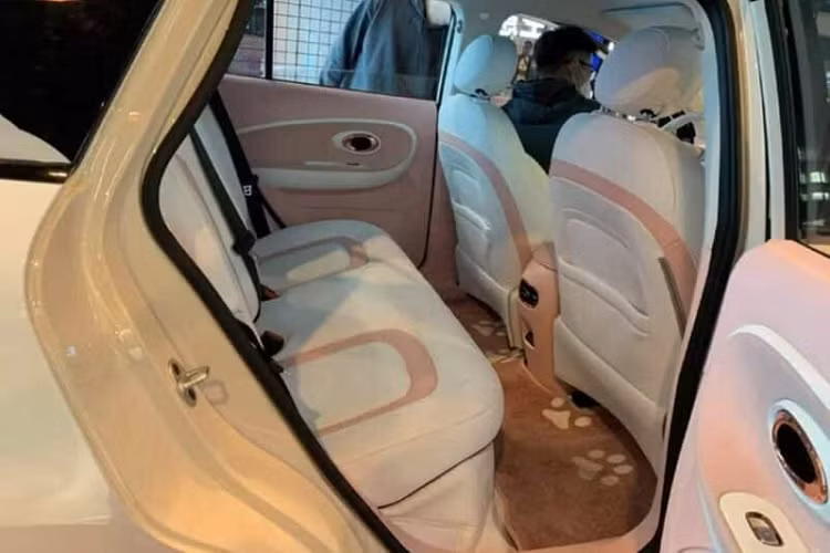Về Yiwei 3, đây là chiếc xe đầu tiên của thương hiệu xe điện mới được JAC Auto thành lập, ngoài ra, nó cũng là chiếc xe đầu tiên được xây dựng trên nền tảng DI của JAC. Yiwei 3 nhắm đến những người trẻ tuổi từ 20-35 tuổi. Ngoài chiếc xe này ra, Yiwei có kế hoạch ra mắt 3 mẫu trong 5 năm tới là Yiwei 5, Yiwei X5 và Yiwei X3.