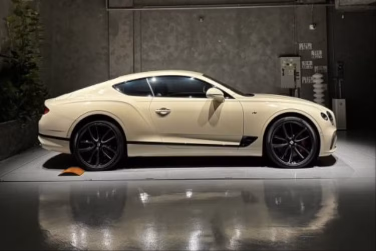 Chiếc Bentley Continental GT của Cường Đô la thuộc bản Legendary Edition, kỷ niệm 70 năm thành lập bộ phận thiết kế của hãng xe Bentley và hiện đây cũng là chiếc xe duy nhất có mặt tại Việt Nam. Xe sở hữu màu sơn ngoại thất trắng Glacier White và bộ mâm hợp kim 22 inch 5 chấu kép với 2 tông màu tương phản. 
