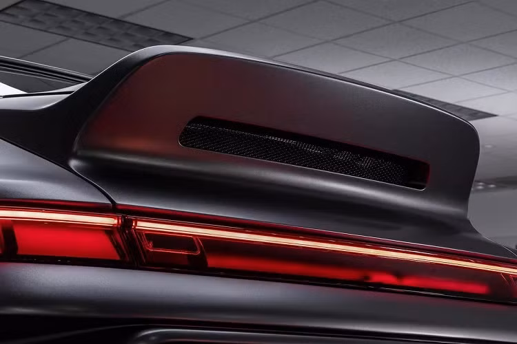 Điểm khác biệt giữa dự án Touring Turbo Edition Coupe và các biến thể khác từ Gunther Werks là bộ cánh sau đuôi vịt được làm bằng sợi carbon. Cánh lướt gió này không chỉ trông tuyệt vời hơn mà cách thiết kế này còn tối ưu hóa luồng không khí xung quanh khoang động cơ giúp giải nhiệt tốt hơn.