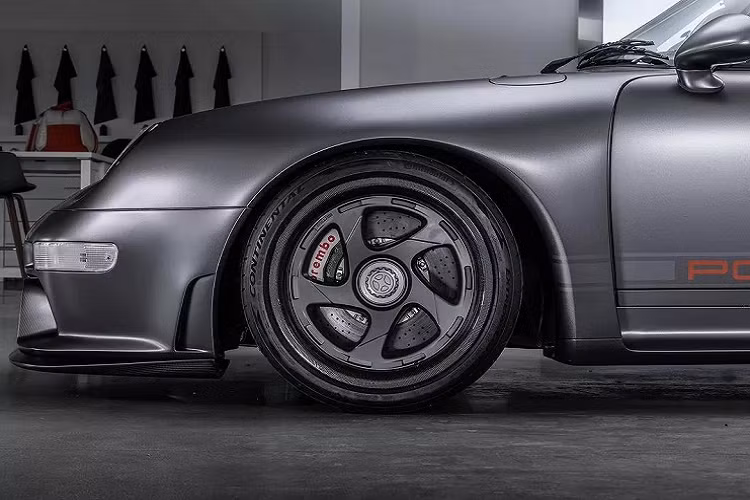 Nội thất cũng được Gunther Werks chăm chút với bảng điều khiển sợi carbon gồm các đồng hồ đo mới trong đó đồng hồ trung tâm có màu nền đỏ tạo điểm nhấn.