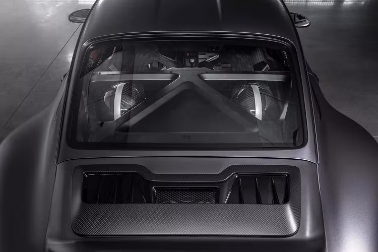 Tương tự các dự án Gunther Werks khác, phần thân của Touring Turbo Edition Coupe đều được làm từ sợi carbon, trọng lượng xe giảm 227 kg (500 pound) so với nguyên bản. Ngoại hình mới của xe được cải thiện trông hiện đại hơn, bổ sung với đèn pha LED và đèn hậu mới.
