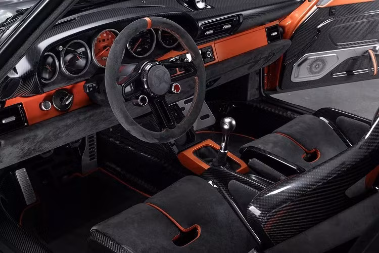 Vô lăng 3 chấu làm bằng sợi carbon và bọc Alcantara màu đen. Ghế thể thao có phần khung bằng sợi carbon kết hợp với Alcantara màu đen. Sắc cam sáng của nội thất là điểm nhấn tô điểm tính thể thao và cá tính.