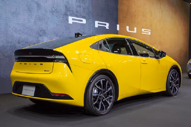 Hiện hãng xe Nhật Bản chưa công bố chính thức thời điểm bán ra cũng như giá xe Toyota Prius 2023. Do gián đoạn chuỗi cung ứng bán dẫn kéo dài từ 2021 đến nay đã khiến Toyota gặp khó trong việc sản xuất đủ số lượng Prius 2023 đáp ứng nhu cầu người dùng.