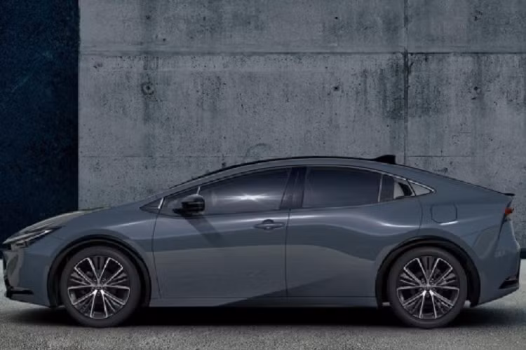 Ngoại hình của Toyota Prius được thiết kế mới nhưng vẫn mang kiểu dáng liftback đặc trưng. Ở phía trước, phần cản có thiết kế lấy cảm hứng từ loài cá mập đầu búa, tương tự 2 mẫu xe ra mắt trước đó là bZ4X và Crown.