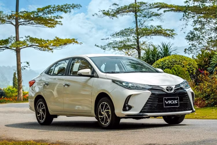 Toyota Vios sở dĩ được nhiều người mua ôtô cũ quan tâm vì nó đáp ứng đúng tiêu chí "ăn chắc, mặc bền". Mẫu xe này có động cơ bền bỉ, ít hỏng hóc và chi phí bảo dưỡng cũng thấp. Thiết kế nội ngoại thất của xe được đánh giá là vừa mắt đa số người dùng, từ già đến trẻ, từ phụ nữ đến nam giới.