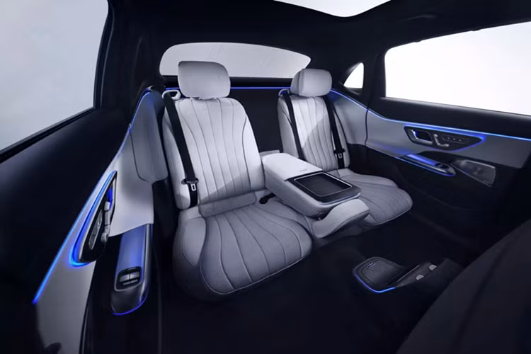Tuy nhiên, hàng ghế sau E-Class L 2024 không trang bị màn hình giải trí dành riêng. Tại Trung Quốc, Mercedes-Benz E-Class L 2024 được trang bị động cơ 4 xi lanh cho 2 mức công suất khác nhau. Phiên bản E270L có công suất tối đa 201 mã lực, trong khi phiên bản E300L có công suất 255 mã lực.