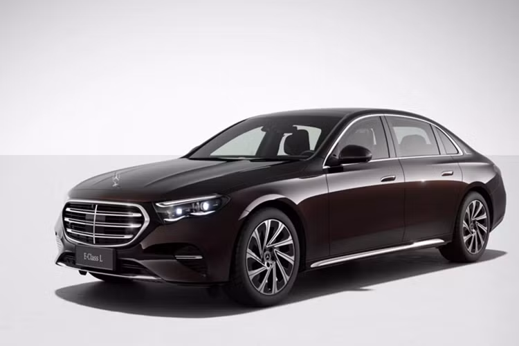 Ngoại thất mẫu sedan hạng sang Mercedes-Benz E-Class L 2024 cũng sẽ khác biệt so với phiên bản thường qua cửa sau dài hơn, cột C và cửa sổ phụ hàng ghế sau cũng lớn hơn, mang dáng dấp khá giống một chiếc Maybach thu nhỏ.