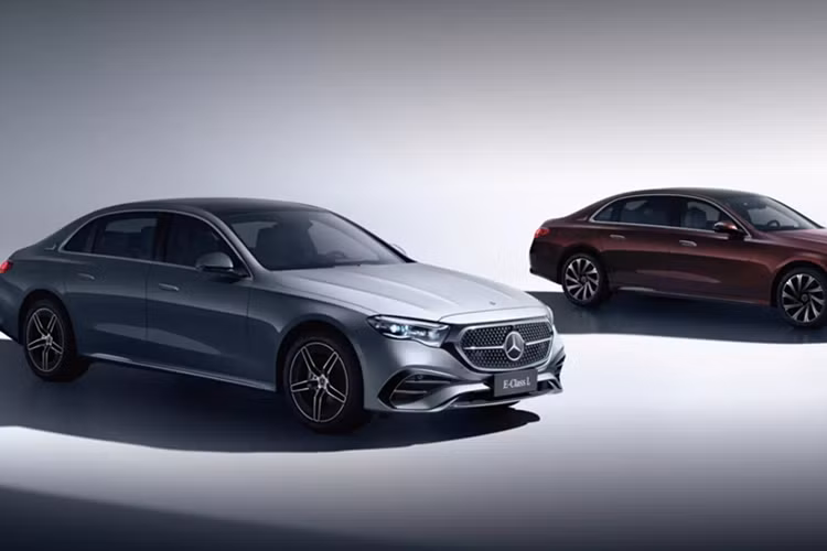 Sau khi ra mắt Mercedes-Benz E-Class (W214) giữa năm nay, Mercedes tiếp tục giới thiêu E-Class phiên bản L thế hệ mới dành cho khách hàng Trung Quốc. Mercedes-Benz E-Class L 2024 mới được xem là lựa chọn thay thế giá rẻ cho mẫu S-Class đầu bảng, với không gian nội thất rộng hơn, trang bị hiện đại và hàng ghế sau đặc biệt thoải mái.