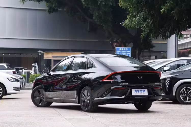 Đáng tiếc là hệ truyền động này chỉ sản sinh ra công suất tối đa 78 kilowatt, khoảng 104 mã lực, nhưng bù lại, không lo hết điện là nằm xe giữa đường. 